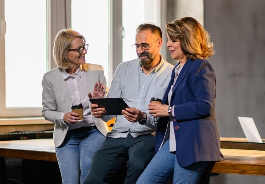 B2B technology team and customer reviewing an agreed solution together in a modern office.