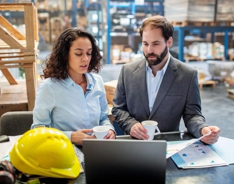 B2B sales and customer discussion in a warehouse and logistics environment.